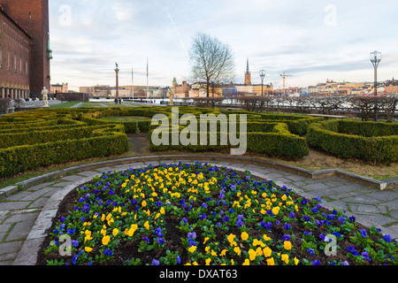 Vista serale di Stadshusparken e la monumentale torre del Municipio di Stoccolma ('Stockholms stadshus") (tra il 1911-1923). Foto Stock