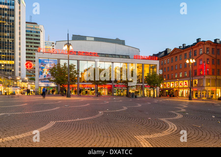 La piazza pubblica, Hötorget ('Haymarket') e Filmstaden Sergel, una grande multi-schermo cinema, nel centro di Stoccolma, Svezia Foto Stock