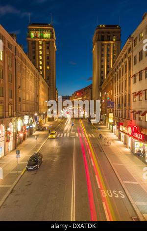 Vista serale di Kungsgatan, una strada principale nel centro di Stoccolma. È fiancheggiata da 2 edifici a torre, Kungstorn ("King's Torri") Foto Stock