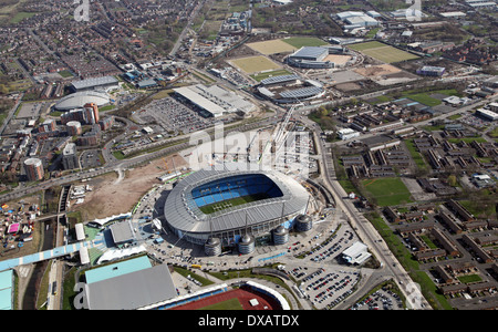 Vista aerea dell'Etihad Stadium, casa del Manchester City Football Club e mostrando il vicino lo sviluppo dello sport Foto Stock