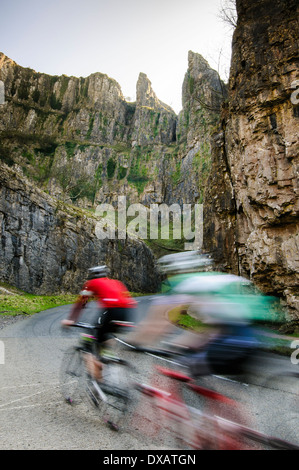 Escursioni in bicicletta attraverso il Cheddar Gorge Foto Stock