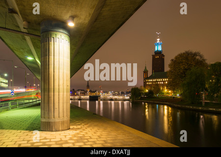 Klara Sjö fluviale e Municipio di Stoccolma, visto da sotto il viadotto Klarabergsviadukten, Norrmalm, Stoccolma, Svezia. Foto Stock