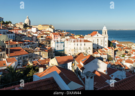 Vista della Igreja de Santo Estêvão e Santa Engracia Chiesa dal Miradouro das Portas do Sol, Alfama, Lisbona, Portogallo Foto Stock