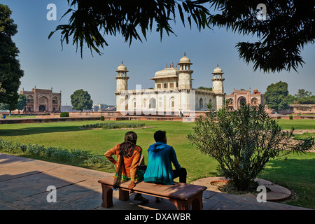 Itmad-Ud-Daulah della tomba di o-Etimad ud-Daulah realizzata in marmo bianco, chiamato anche Baby Taj, Agra, Uttar Pradesh, India Foto Stock