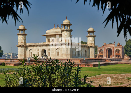 Itmad-Ud-Daulah della tomba di o-Etimad ud-Daulah realizzata in marmo bianco, chiamato anche Baby Taj, Agra, Uttar Pradesh, India Foto Stock