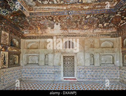 Interior shot di Itmad-Ud-Daulah della tomba di o-Etimad ud-Daulah chiamato anche Baby Taj, Agra, pitture murali, Uttar Pradesh, India Foto Stock