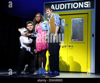 Londra, Regno Unito. Xxi Marzo 2014. Photocall per il fattore X-Musical 'Non riesco a cantare!" scritto da Harry Hill e Steve Brown al London Palladium con Nigel Harman come Simon Cowell il 21 marzo 2014 Foto di Keith Mayhew/Alamy Live News Foto Stock