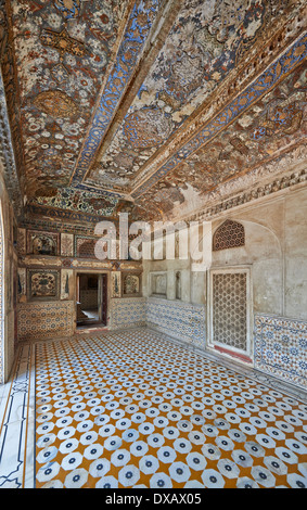 Interior shot di Itmad-Ud-Daulah della tomba di o-Etimad ud-Daulah chiamato anche Baby Taj, Agra, pitture murali, Uttar Pradesh, India Foto Stock