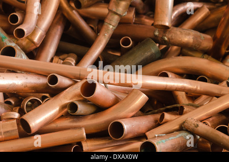 Massa di rame tubo idraulico scartato e ora di metallo di scarto 15 20 mm tubi di giunzione di saldatura senza piombo Foto Stock