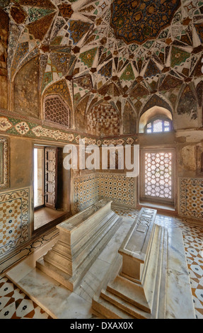 Interior shot di Itmad-Ud-Daulah della tomba di o-Etimad ud-Daulah chiamato anche Baby Taj, Agra, pitture murali, Uttar Pradesh, India Foto Stock