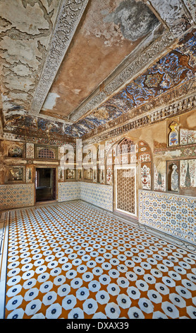 Interior shot di Itmad-Ud-Daulah della tomba di o-Etimad ud-Daulah chiamato anche Baby Taj, Agra, pitture murali, Uttar Pradesh, India Foto Stock