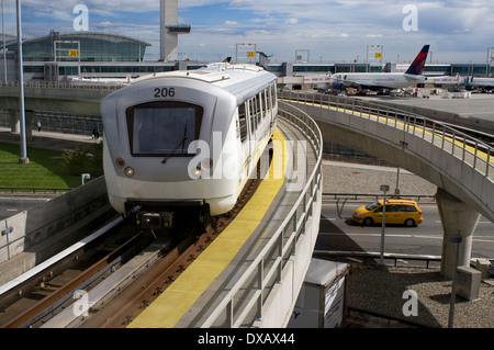 Il modo più conveniente per ottenere vi è la nuova AirTrain combinato con la metropolitana. L'AirTrain è un tipo di treno navetta che collega tutti i terminal aeroportuali con linee di metropolitana A in Howard Beach e la E, J e Z a Sutphin Blvd - Archer Av servizio è gratuito tra i terminali e il collegamento alla Metropolitana ha un costo di $ 5 aggiunto al 2,25 alla metropolitana. Si paga sempre in tempo per ottenere collegato alla metropolitana e c'è un biglietto combinato di entrambi costano $ 7. Foto Stock