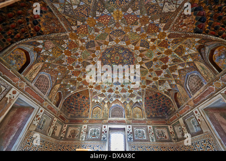 Interior shot di Itmad-Ud-Daulah della tomba di o-Etimad ud-Daulah chiamato anche Baby Taj, Agra, pitture murali, Uttar Pradesh, India Foto Stock