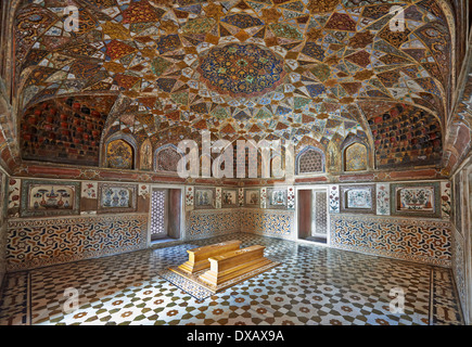 Interior shot di Itmad-Ud-Daulah della tomba di o-Etimad ud-Daulah chiamato anche Baby Taj, Agra, pitture murali, Uttar Pradesh, India Foto Stock