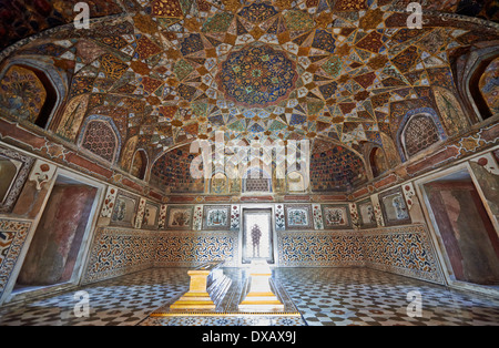 Interior shot di Itmad-Ud-Daulah della tomba di o-Etimad ud-Daulah chiamato anche Baby Taj, Agra, pitture murali, Uttar Pradesh, India Foto Stock