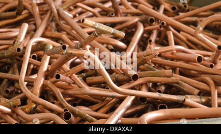 Massa di rame tubo idraulico scartato e ora di metallo di scarto 15 20 mm tubi di giunzione di saldatura senza piombo Foto Stock