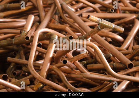 Massa di rame tubo idraulico scartato e ora di metallo di scarto 15 20 mm tubi di giunzione di saldatura senza piombo Foto Stock