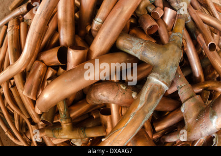 Massa di rame tubo idraulico scartato e ora di metallo di scarto 15 20 mm tubi di giunzione di saldatura senza piombo Foto Stock