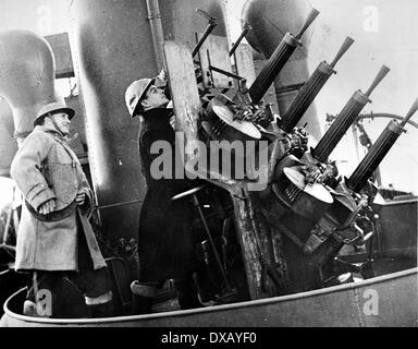 Royal Navy durante la seconda guerra mondiale. RN anti aeromobile gunners in azione Foto Stock