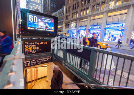 Un tabellone elettronico su un ingresso della metropolitana a Times Square a New York, di proprietà di CBS Outdoor America Foto Stock