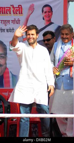 Pratapgrah, India. Il 22 marzo 2014. Congresso vice presidente Rahul Gandhi saluta le persone durante una campagna elettorale pubblico nel rally Pratapgarh su 22-03-2014. .L'India saranno tenere elezioni nazionali dal 7 Aprile al 12 maggio, dando dei calci a fuori di un voto che molti osservatori vedono come il più importante elezione in più di trenta anni per la più grande democrazia del mondo. (Foto di Prabhat Verma / Pacific Press/Alamy Live News) Foto Stock