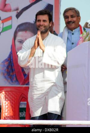 Pratapgrah, India. Il 22 marzo 2014. Congresso vice presidente Rahul Gandhi saluta le persone durante una campagna elettorale pubblico nel rally Pratapgarh su 22-03-2014. .L'India saranno tenere elezioni nazionali dal 7 Aprile al 12 maggio, dando dei calci a fuori di un voto che molti osservatori vedono come il più importante elezione in più di trenta anni per la più grande democrazia del mondo. (Foto di Prabhat Verma / Pacific Press/Alamy Live News) Foto Stock