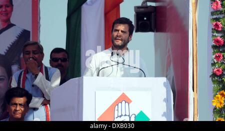 Pratapgrah, India. Il 22 marzo 2014. Congresso vice presidente Rahul Gandhi rivolgendosi a un pubblico rally durante una campagna elettorale Ramleela maidaïen in Pratapgarh su 22-03-2014. .L'India saranno tenere elezioni nazionali dal 7 Aprile al 12 maggio, dando dei calci a fuori di un voto che molti osservatori vedono come il più importante elezione in più di trenta anni per la più grande democrazia del mondo. (Foto di Prabhat Verma / Pacific Press/Alamy Live News) Foto Stock