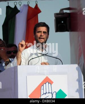 Pratapgrah, India. Il 22 marzo 2014. Congresso vice presidente Rahul Gandhi rivolgendosi a un pubblico rally durante una campagna elettorale Ramleela maidaïen in Pratapgarh su 22-03-2014. .L'India saranno tenere elezioni nazionali dal 7 Aprile al 12 maggio, dando dei calci a fuori di un voto che molti osservatori vedono come il più importante elezione in più di trenta anni per la più grande democrazia del mondo. (Foto di Prabhat Verma / Pacific Press/Alamy Live News) Foto Stock