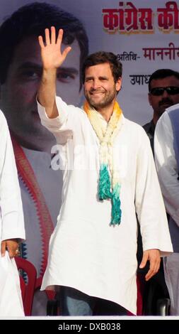 Pratapgrah, India. Il 22 marzo 2014. Congresso vice presidente Rahul Gandhi saluta le persone durante una campagna elettorale pubblico nel rally Pratapgarh su 22-03-2014. .L'India saranno tenere elezioni nazionali dal 7 Aprile al 12 maggio, dando dei calci a fuori di un voto che molti osservatori vedono come il più importante elezione in più di trenta anni per la più grande democrazia del mondo. (Foto di Prabhat Verma / Pacific Press/Alamy Live News) Foto Stock