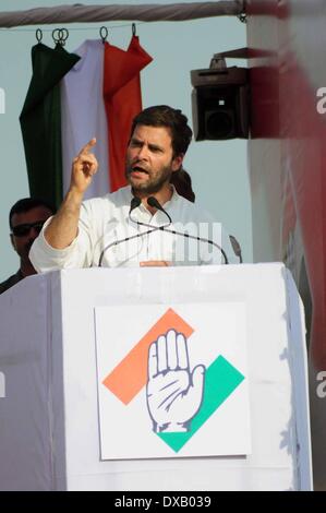 Pratapgrah, India. Il 22 marzo 2014. Congresso vice presidente Rahul Gandhi rivolgendosi a un pubblico rally durante una campagna elettorale Ramleela maidaïen in Pratapgarh su 22-03-2014. .L'India saranno tenere elezioni nazionali dal 7 Aprile al 12 maggio, dando dei calci a fuori di un voto che molti osservatori vedono come il più importante elezione in più di trenta anni per la più grande democrazia del mondo. (Foto di Prabhat Verma / Pacific Press/Alamy Live News) Foto Stock