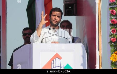 Pratapgrah, India. Il 22 marzo 2014. Congresso vice presidente Rahul Gandhi rivolgendosi a un pubblico rally durante una campagna elettorale Ramleela maidaïen in Pratapgarh su 22-03-2014. .L'India saranno tenere elezioni nazionali dal 7 Aprile al 12 maggio, dando dei calci a fuori di un voto che molti osservatori vedono come il più importante elezione in più di trenta anni per la più grande democrazia del mondo. (Foto di Prabhat Verma / Pacific Press/Alamy Live News) Foto Stock