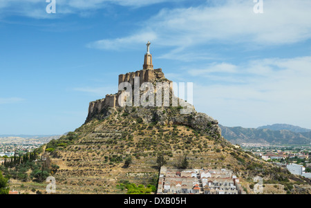 Valle di spagnolo con antico castello di Monteagudo Foto Stock