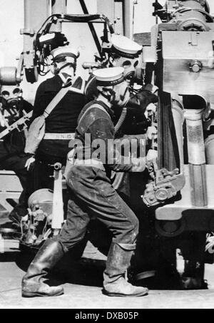 Royal Navy anti aeromobile gunners in maschere di gas Foto Stock