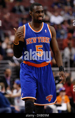 Philadelphia, Pennsylvania, USA. Xxi Mar, 2014. New York Knicks guard Tim Hardaway Jr. (5) reagisce durante il gioco NBA tra New York Knicks e la Philadelphia 76ers presso la Wells Fargo Center di Philadelphia, Pennsylvania. Il Knicks ha vinto 93-92. Christopher Szagola/Cal Sport Media Foto Stock