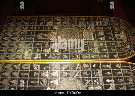 Dettagli sui piedi del Buddha reclinato statua al Wat Pho tempio a Bangkok, in Thailandia Foto Stock