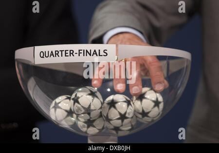 Nyon, Svizzera. Xxi Mar, 2014. Champions League quarterfinal disegnare. Il potenziometro di selezione con le sfere separate con i nomi dei team in prima della selezione Credit: Azione Plus sport/Alamy Live News Foto Stock