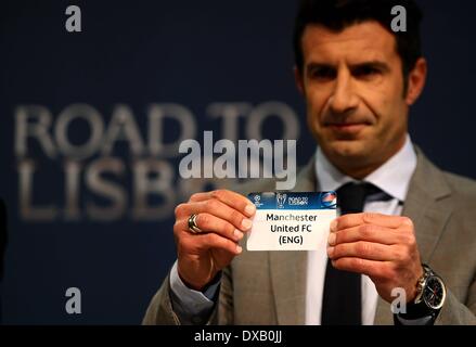 Nyon, Svizzera. Xxi Mar, 2014. Champions League quarterfinal disegnare. Il Manchester United FC (GBR) viene tirato dalla pentola da Figo Credito: Azione Sport Plus/Alamy Live News Foto Stock