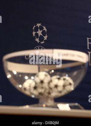 Nyon, Svizzera. Xxi Mar, 2014. Champions League quarterfinal disegnare. Il potenziometro di selezione con le sfere separate con i nomi dei team in prima della selezione Credit: Azione Plus sport/Alamy Live News Foto Stock