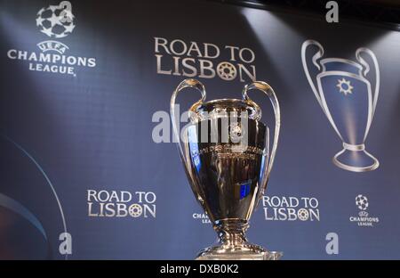 Nyon, Svizzera. Xxi Mar, 2014. Champions League quarterfinal disegnare. UEFA Champions League Trophy sul credito display: Azione Plus sport/Alamy Live News Foto Stock