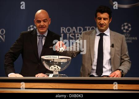 Nyon, Svizzera. Xxi Mar, 2014. Champions League quarterfinal disegnare. Gianni Infantino (Segretario Generale UEFA, L) e Luis Figo (finale di UEFA Champions League Ambasciatore) Credito: Azione Sport Plus/Alamy Live News Foto Stock