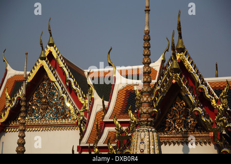 Tempio i dettagli del tetto a Wat Pho tempio a Bangkok, in Thailandia Foto Stock