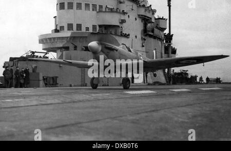 Royal Navy WW11 Un Supermarine Seafire decolla da una portaerei Foto Stock