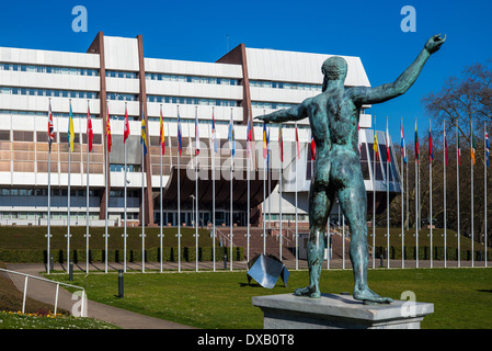 Statua greca di Poseidone - Nettuno e Consiglio d'Europa edificio, Palais de l'Europe, Strasburgo, Alsazia, Francia, Europa Foto Stock