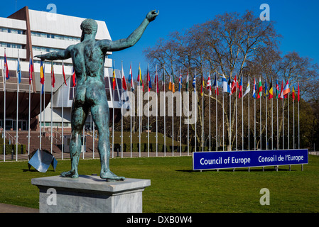 Statua greca di Poseidone - Nettuno e Consiglio d'Europa edificio, Palais de l'Europe, Strasburgo, Alsazia, Francia, Europa Foto Stock