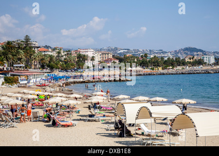 San Remo spiaggia e mare, Sanremo, Liguria, Italia Foto Stock