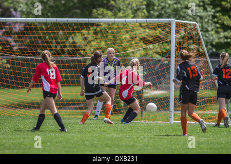 Teenage, high school le ragazze che giocano a calcio, all'aperto Foto Stock