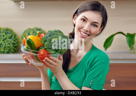 La donna in cucina insalata di realizzazione Foto Stock