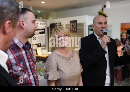 Gdansk, Polonia 22nd, Marzo 2014 Polacco la famosa attrice Katarzyna Figura (c) compleanno festeggiato in Gdansk. Durante le celebrazioni Figura aprì la sua mostra di fotografia di nome 'Momenty' (momenti) presentando la nascente foto di mare. Foto Stock