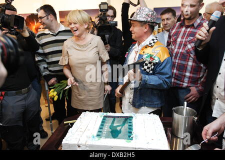 Gdansk, Polonia 22nd, Marzo 2014 Polacco la famosa attrice Katarzyna Figura (c) compleanno festeggiato in Gdansk. Durante le celebrazioni Figura aprì la sua mostra di fotografia di nome 'Momenty' (momenti) presentando la nascente foto di mare. Foto Stock