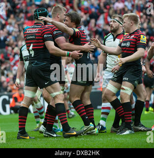 Londra, Regno Unito. 22 Mar, 2014. Saraceni' Georage Kruis festeggia con i compagni di team durante la Aviva Premiership partita di rugby tra Saraceni e arlecchini allo Stadio di Wembley Credito: Azione Sport Plus/Alamy Live News Foto Stock